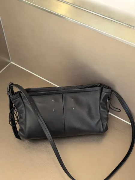 Bottega Veneta The Pouch Black Leather Underarm Bag - 9