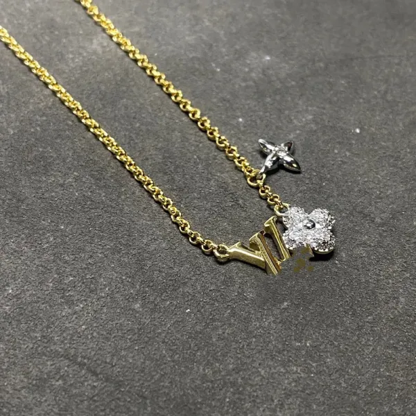 Louis Vuitton LV Flower Pendant Necklace Gold - 3