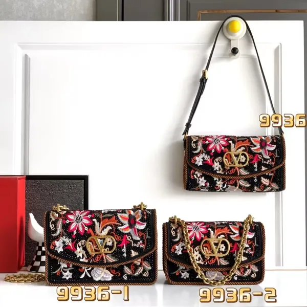 Valentino Garavani Roman Stud Floral Embroidered Chain Bag Black - 3