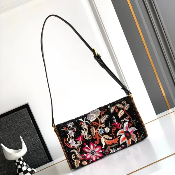 Valentino Garavani Roman Stud Floral Embroidered Chain Bag Black - 6