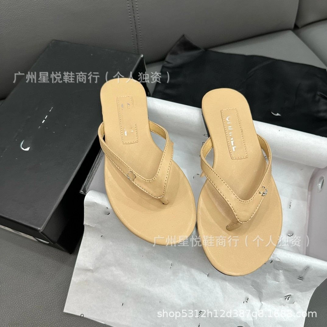 Chanel Sandals Flat thong with double-C embellishment image 3