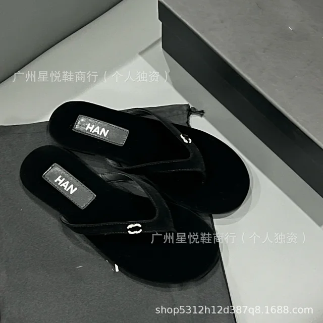 Chanel Sandals Flat thong with double-C embellishment product detail image 10
