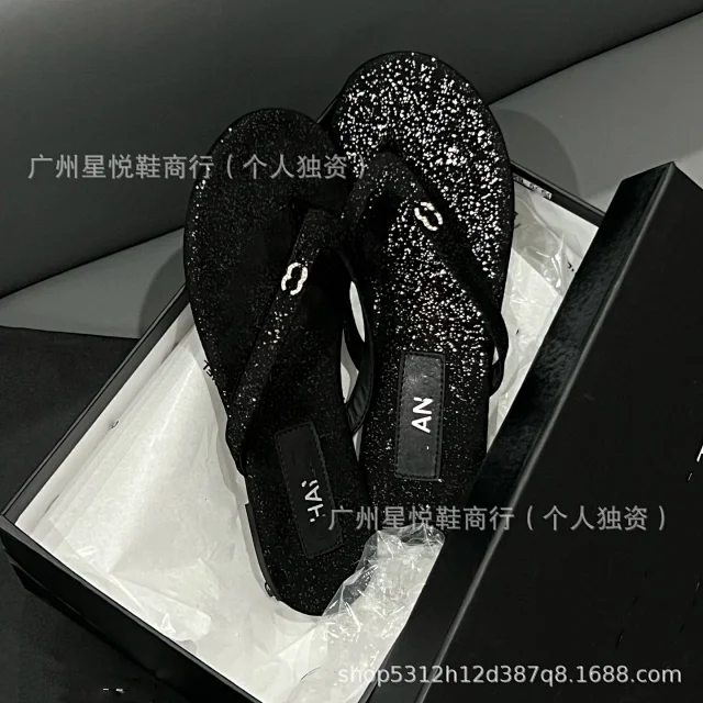 Chanel Sandals Flat thong with double-C embellishment product detail image 17