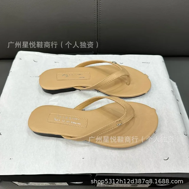 Chanel Sandals Flat thong with double-C embellishment product detail image 23