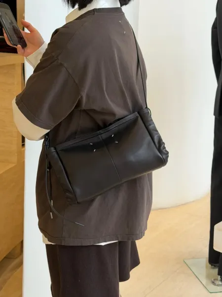 Bottega Veneta The Pouch Black Leather Underarm Bag - 6