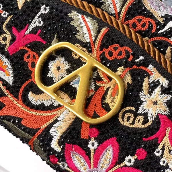 Valentino Garavani Roman Stud Floral Embroidered Chain Bag Black - 9