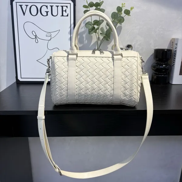 Bottega Veneta Intrecciato Woven Leather Boston Bag Black - 39