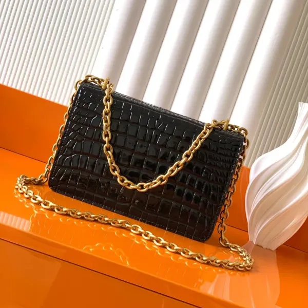 Valentino Garavani VLogo Chain Bag Red Shoulder Bag - 6
