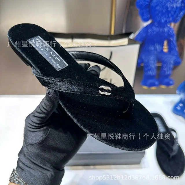 Chanel Sandals Flat thong with double-C embellishment product detail image 24