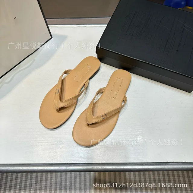 Chanel Sandals Flat thong with double-C embellishment product detail image 25