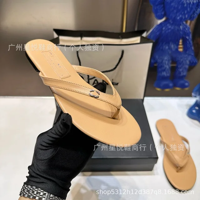 Chanel Sandals Flat thong with double-C embellishment product detail image 26