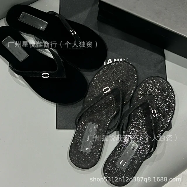 Chanel Sandals Flat thong with double-C embellishment product detail image 1