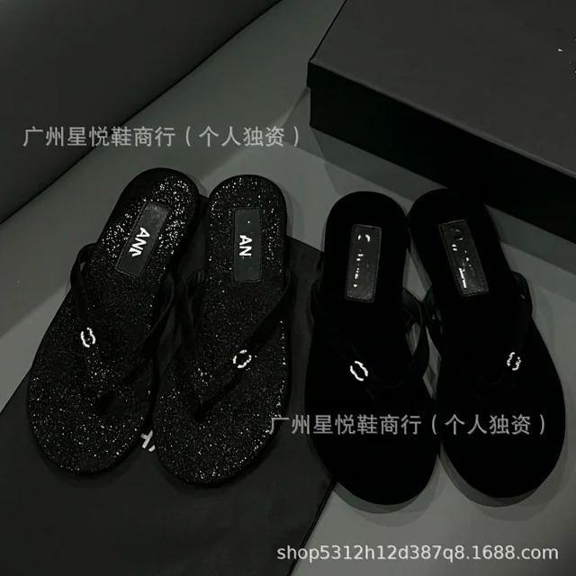 Chanel Sandals Flat thong with double-C embellishment product detail image 2