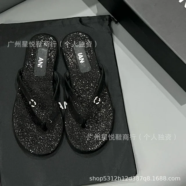 Chanel Sandals Flat thong with double-C embellishment product detail image 18