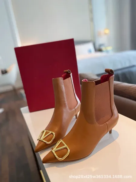 Valentino Garavani Rockstud VLOGO Ankle Boots Beige Leather - 9