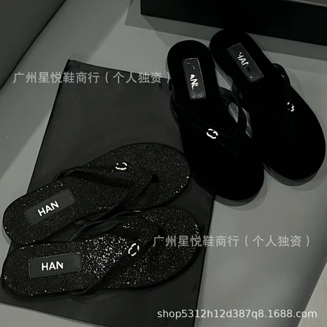 Chanel Sandals Flat thong with double-C embellishment product detail image 3