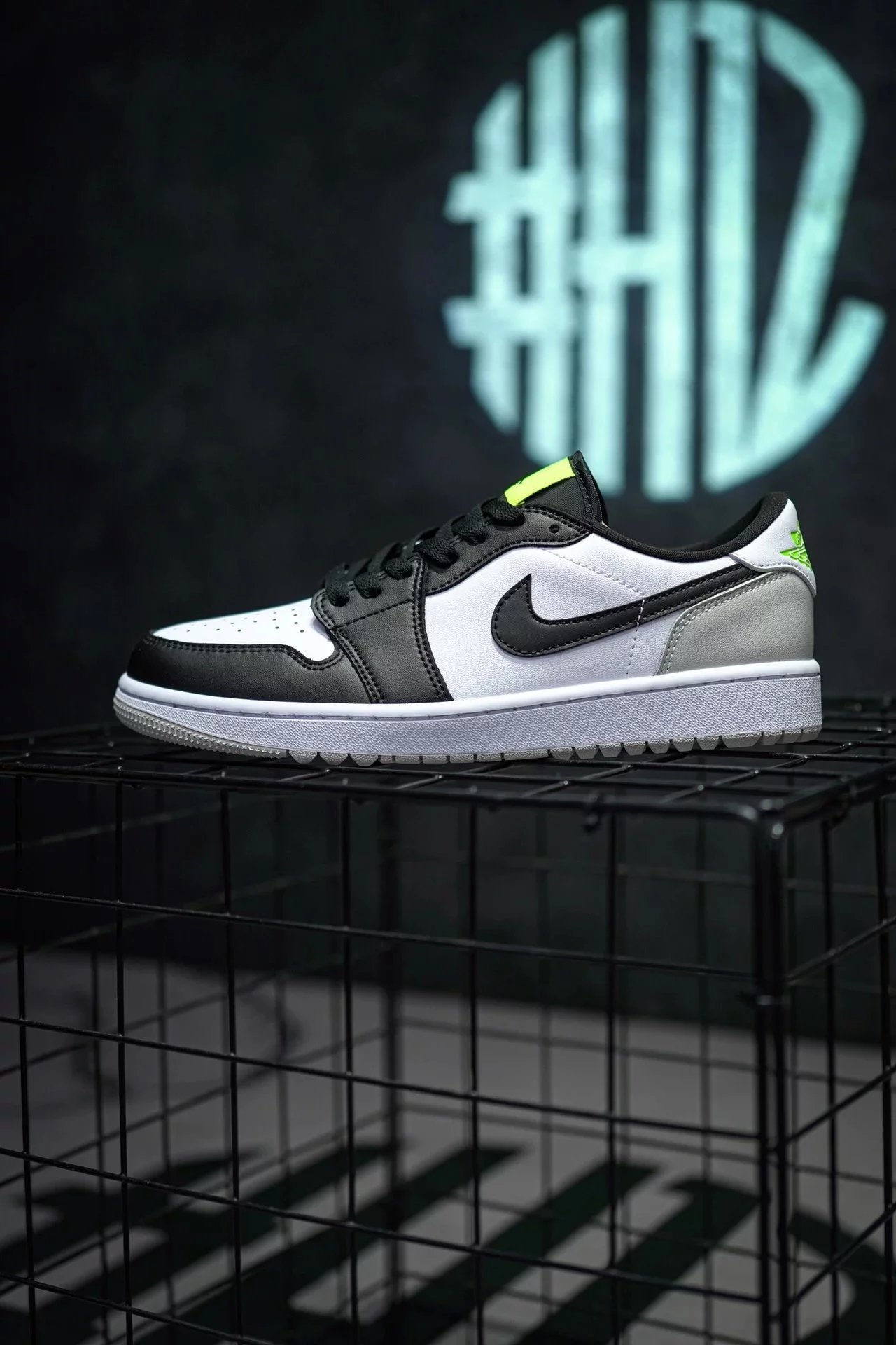 N370320 [Company level Air Jordan 1 Low Golf White Black] Golf version is here, featuring a top layer leather upper material and a brand new serrated anti slip and wear-resistant rubber outsole size: 36-46
