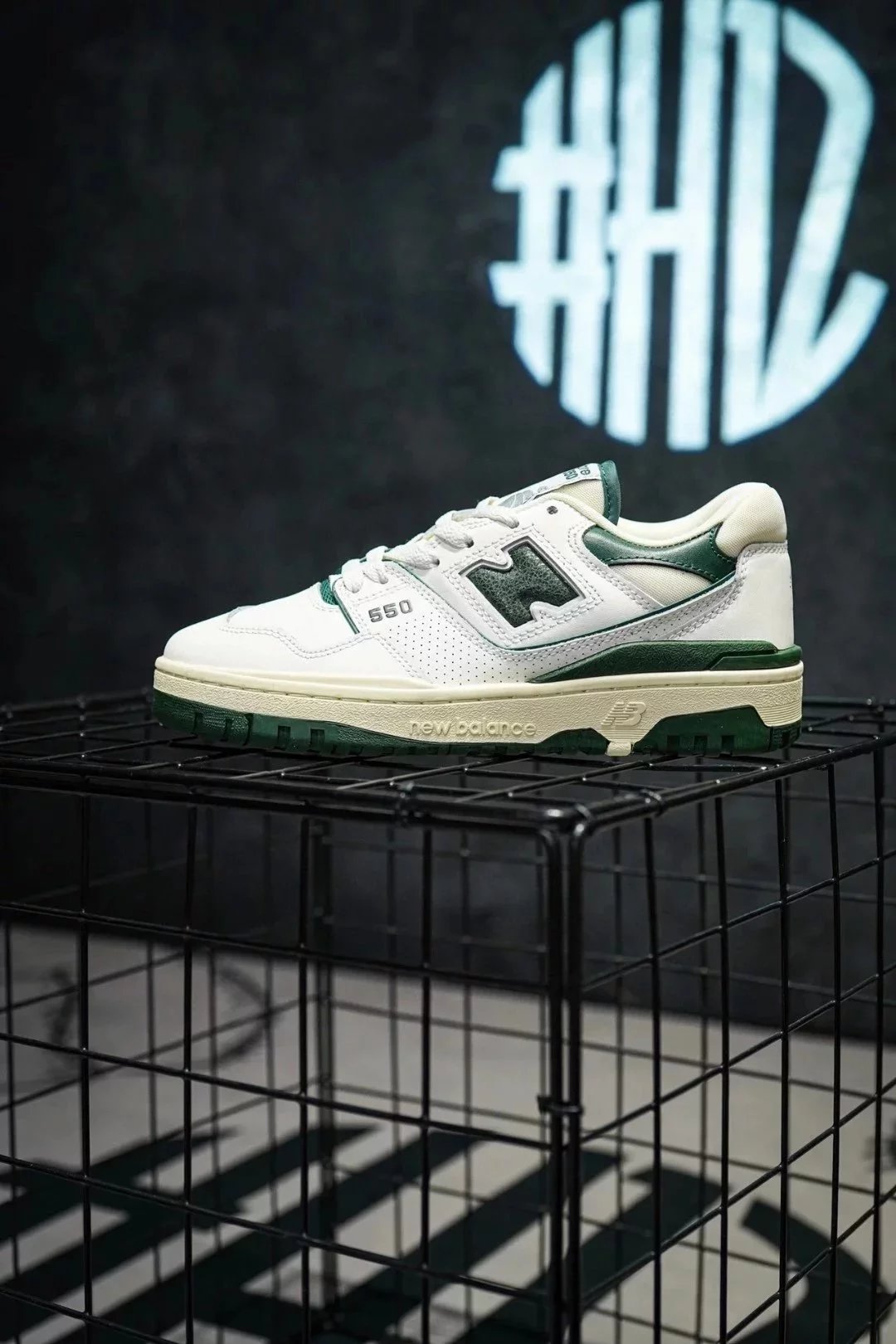 N375320 [Company level Aime Leon Dore x NB 550] The upper is covered with full grain leather and made of mesh insoles. The N logo has been retro treated, and the tongue has the Aime Leon Dore logo paired with a rubber outsole and original design