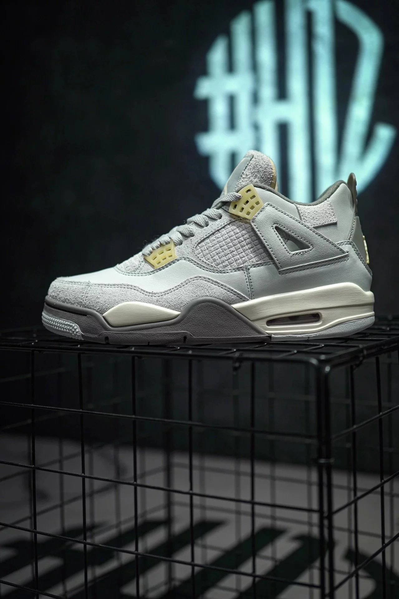 N458430 [First trial Air Jordan 4 Craft gray green] The overall color scheme of the shoe is mainly gray, and the material is made of suede and leather, with a patch like label on the heel. The shoe side and toe mesh have also been changed to suede fabric, giving a new experience