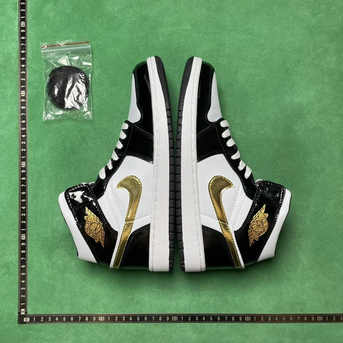 Jordan 1 B0D 1.0中帮复古篮球鞋