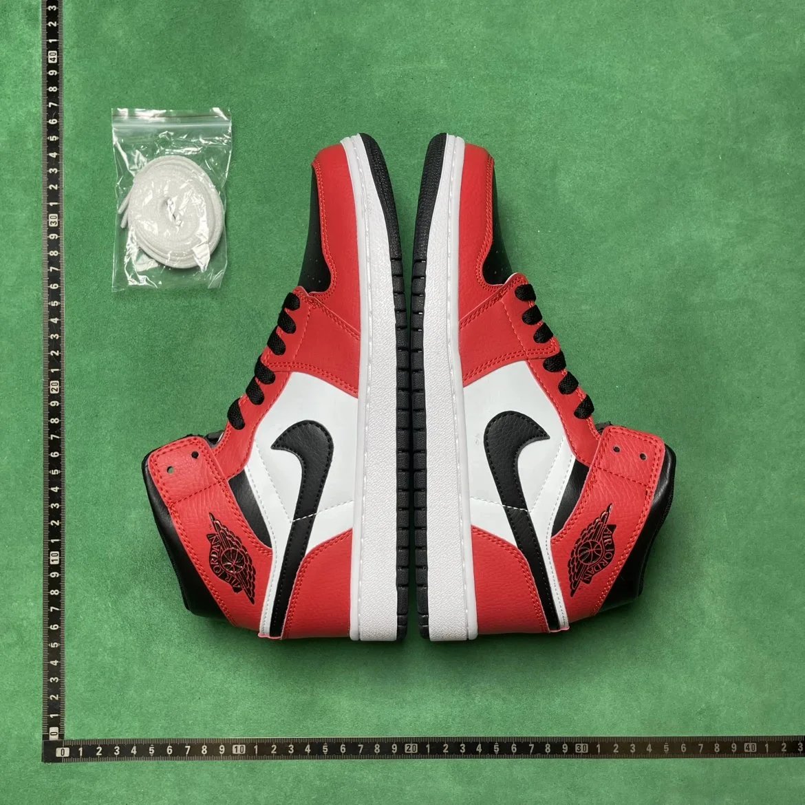 Jordan 1 B0D 1.0中帮复古篮球鞋