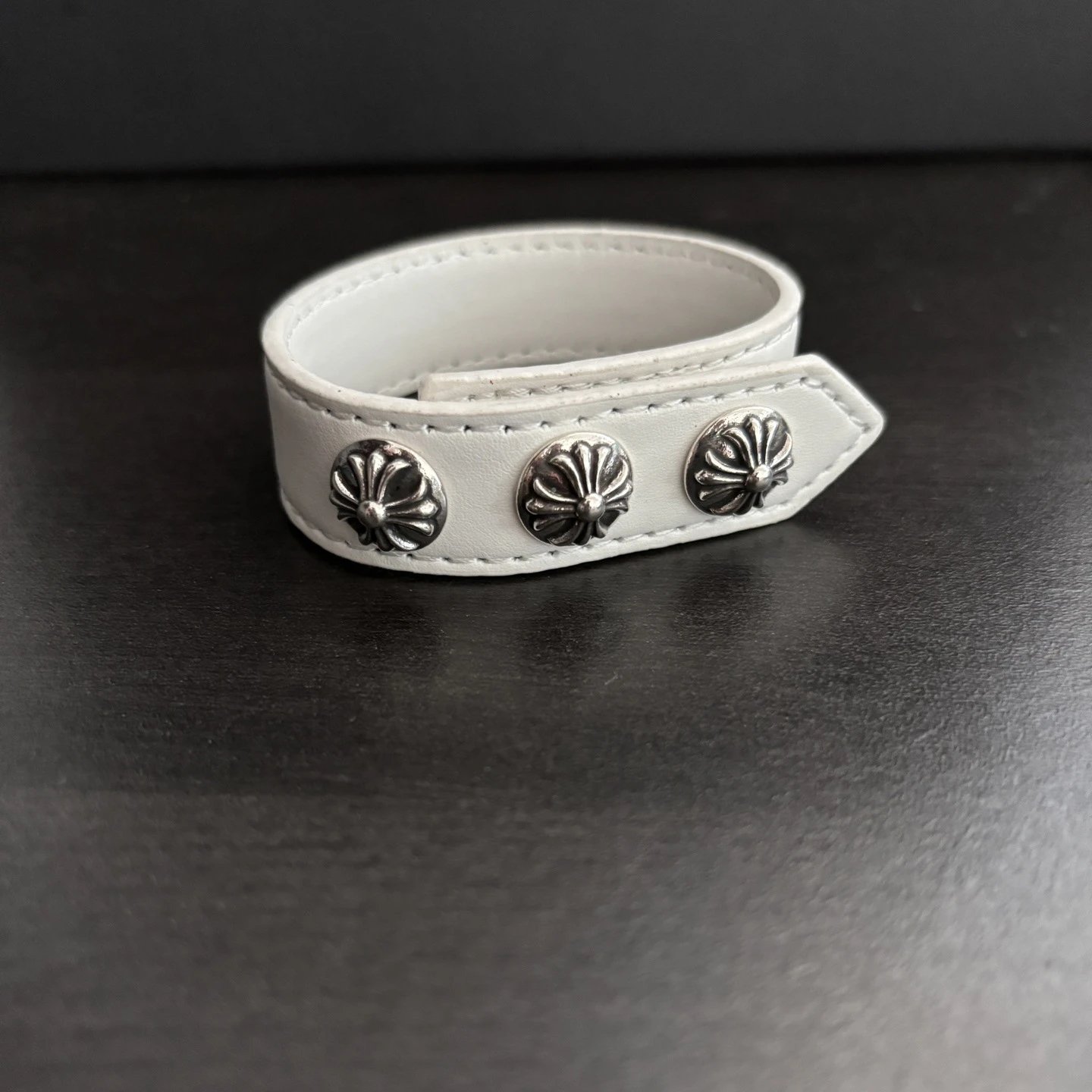 White cross flower style (suitable for wearing 15 to 21 hand circumference)