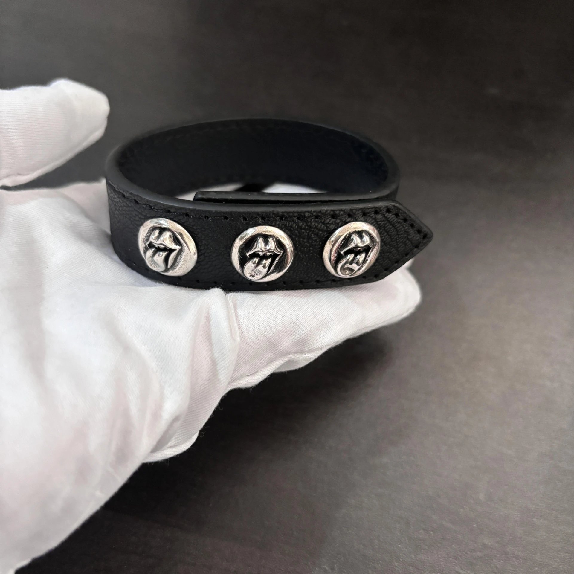 Black Tongue (fits wrist circumference 15-21 cm)