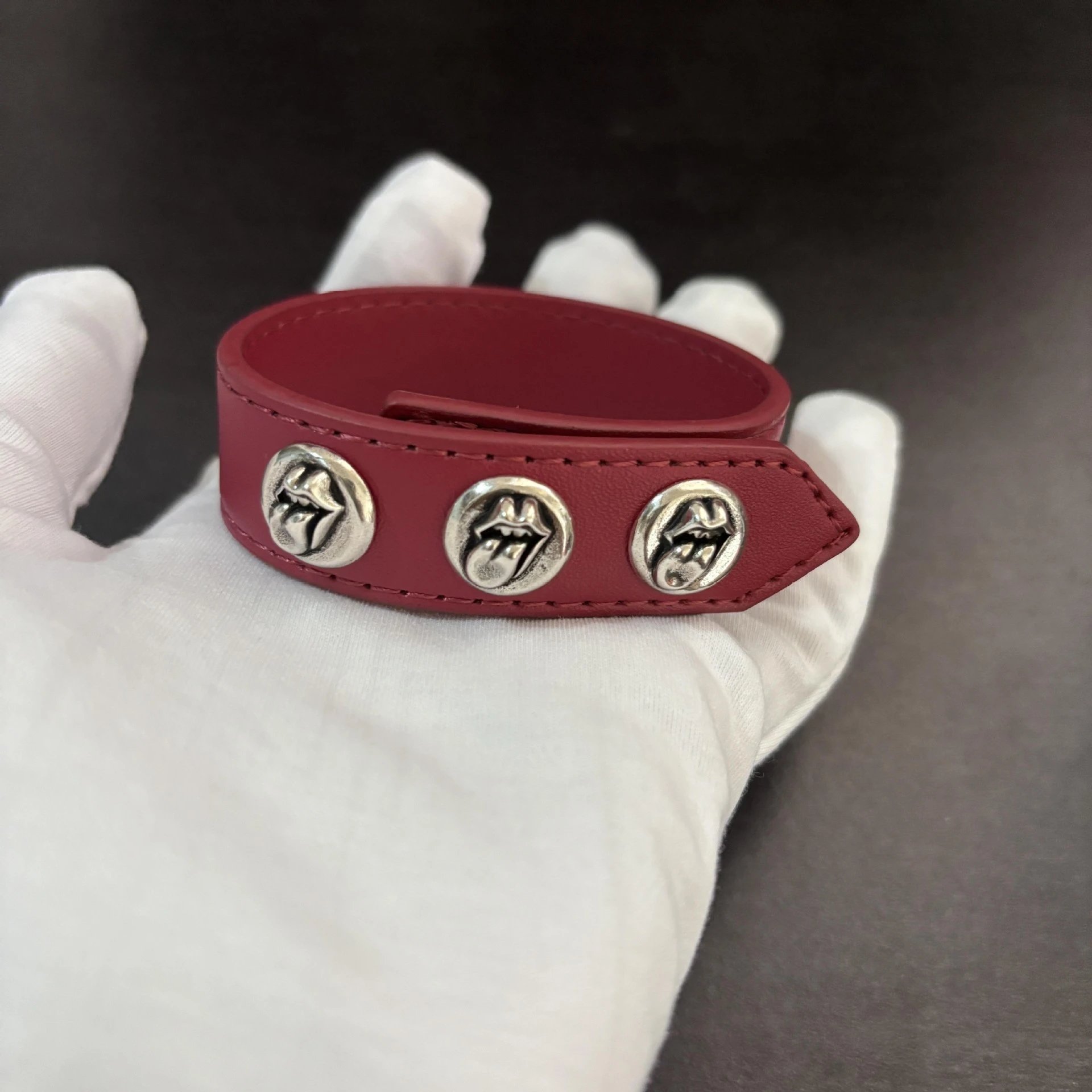 Red Tongue (fits wrist circumference 15-21 cm)