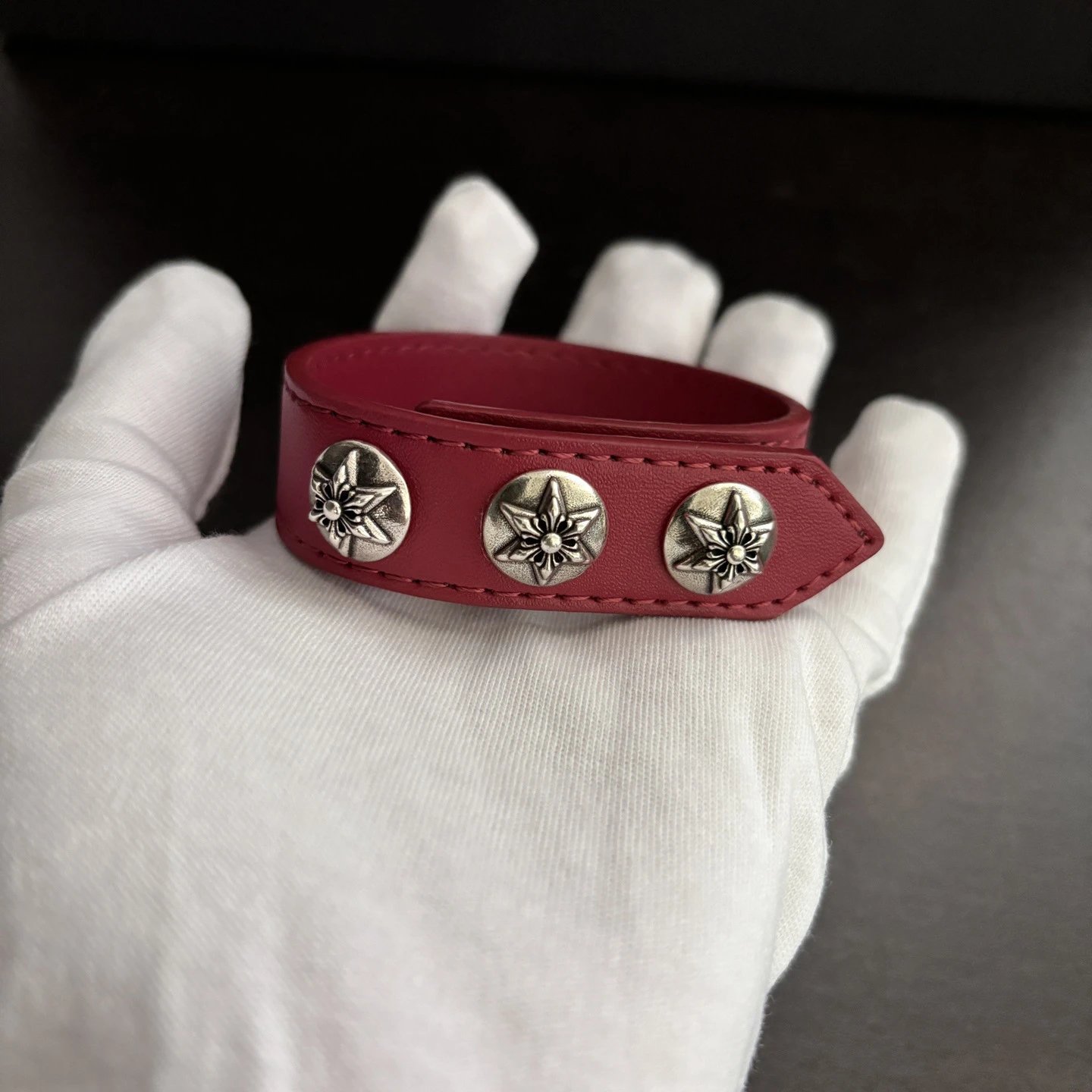 Red six pointed star model (suitable for wearing 15 to 21 hand circumference)