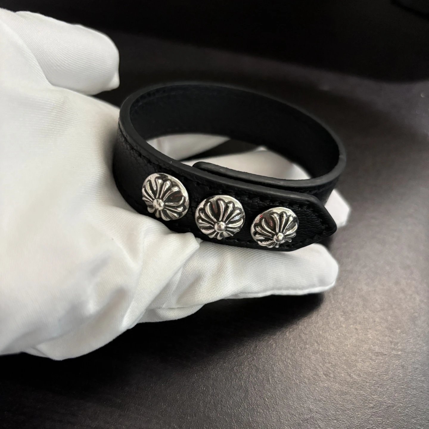 Black cross pattern style (suitable for wearing 15 to 21 hand circumference)