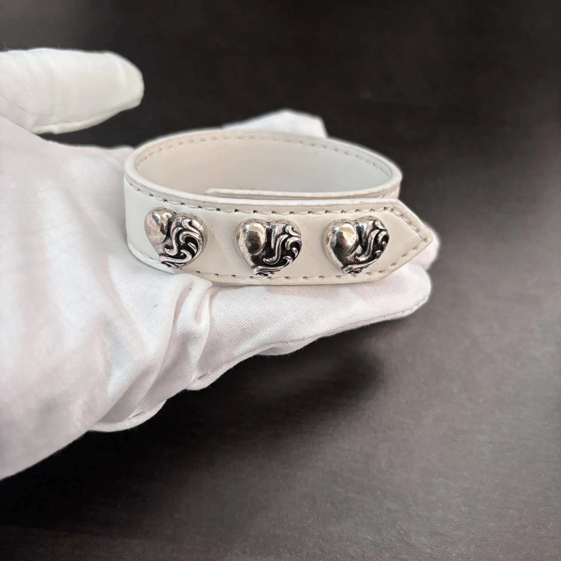 White Heart (fits wrist circumference 15-21 cm)