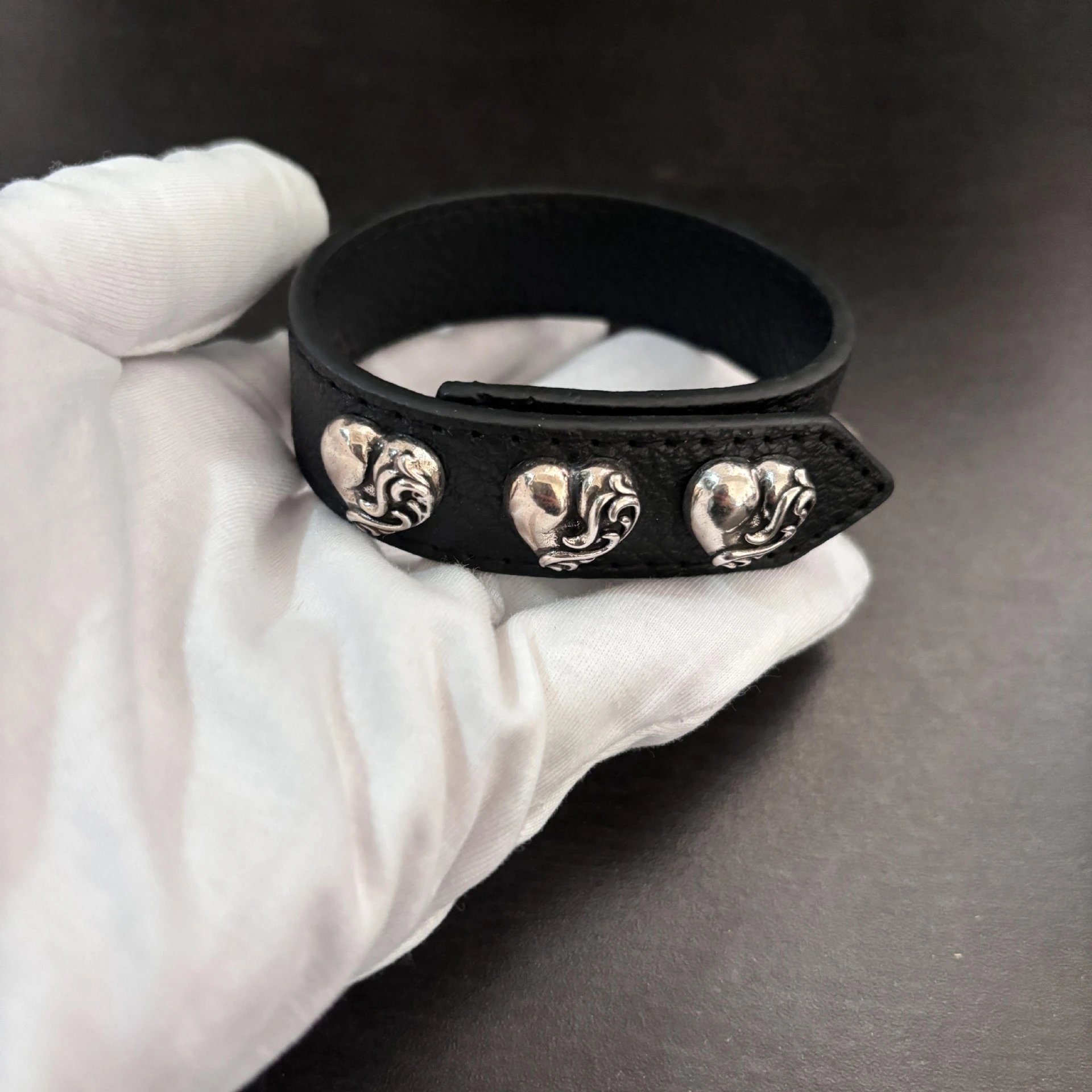 Black Heart (fits wrist circumference 15-21 cm)