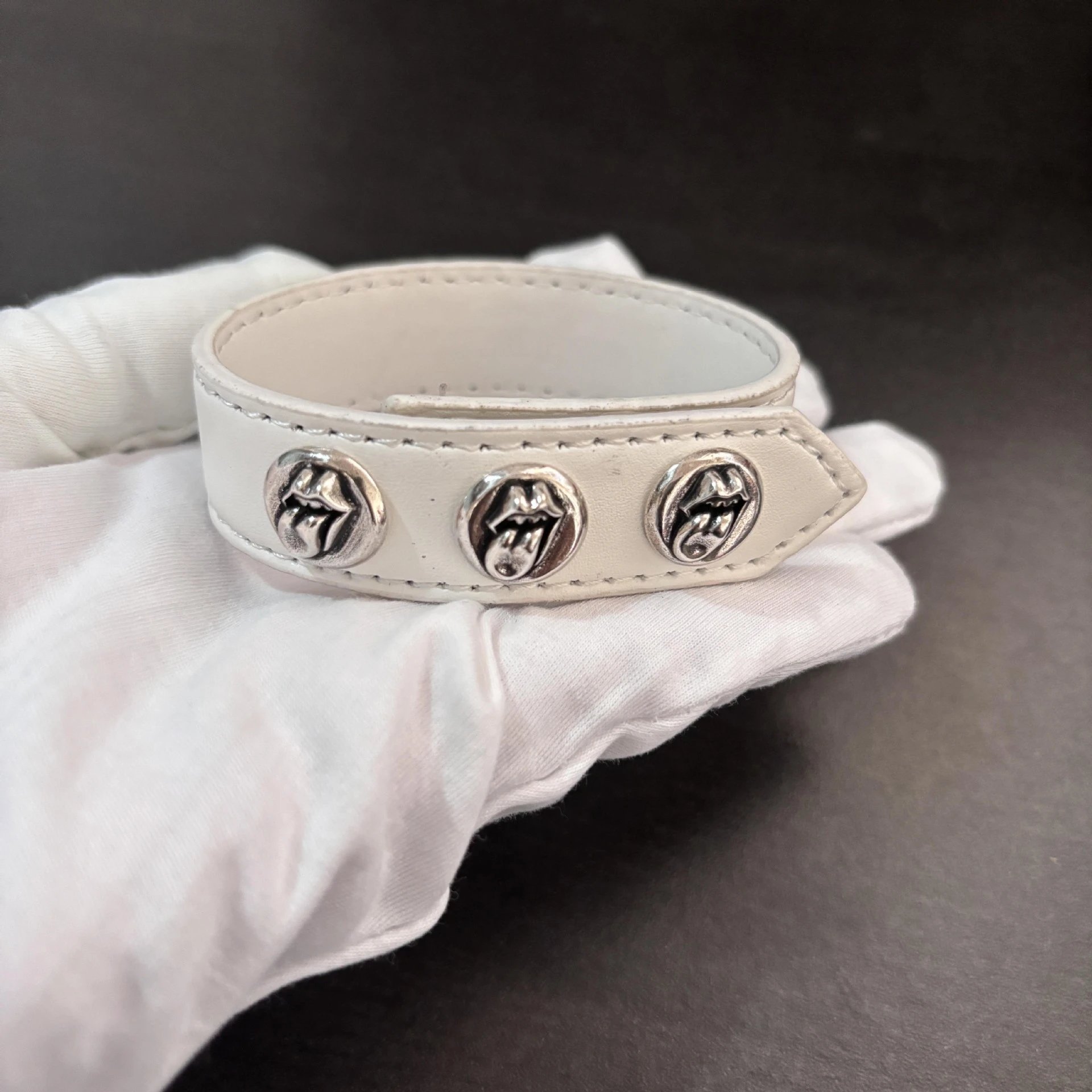 White Tongue (fits wrist circumference 15-21 cm)