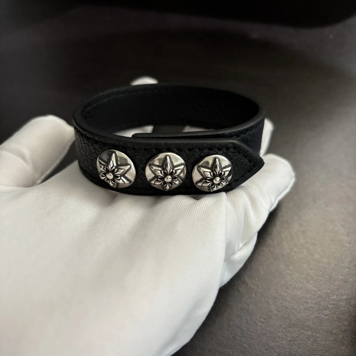 Black six pointed star model (suitable for wearing 15 to 21 hand circumference)