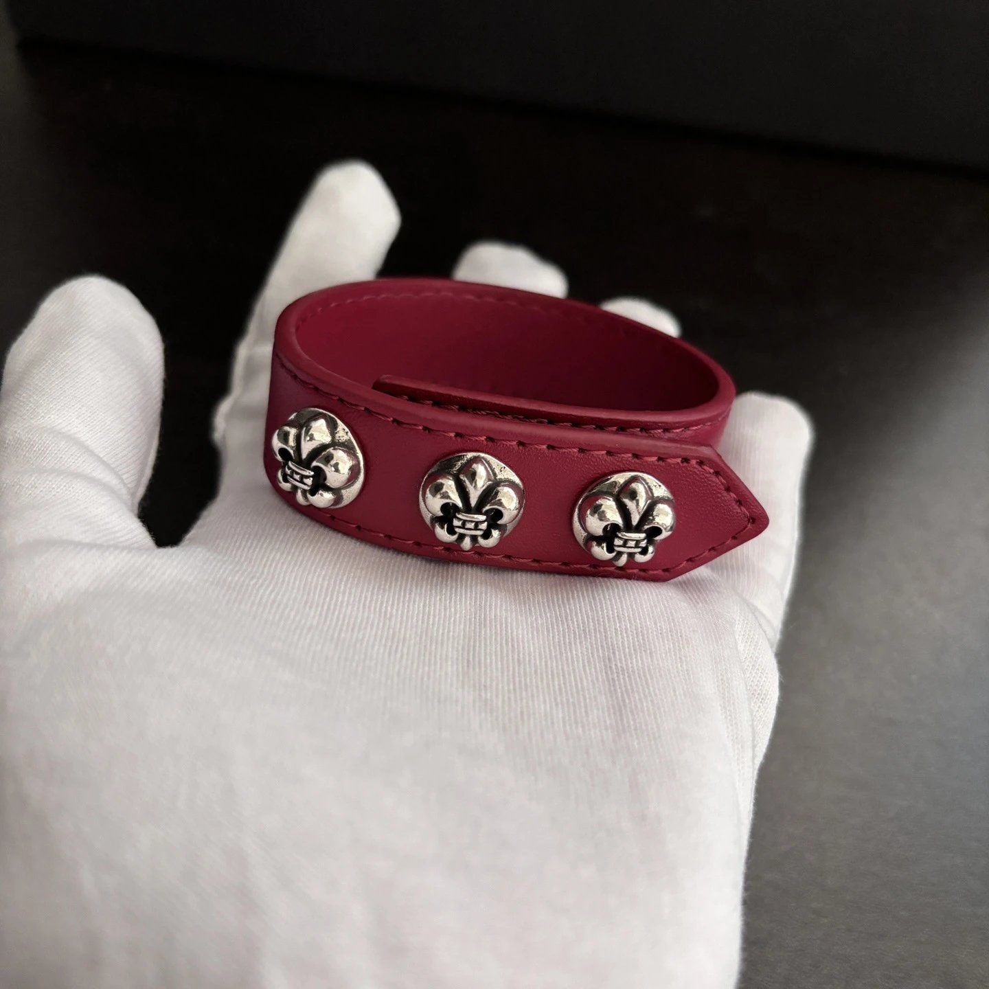 Red boat anchor style (suitable for wearing 15 to 21 hand circumference)