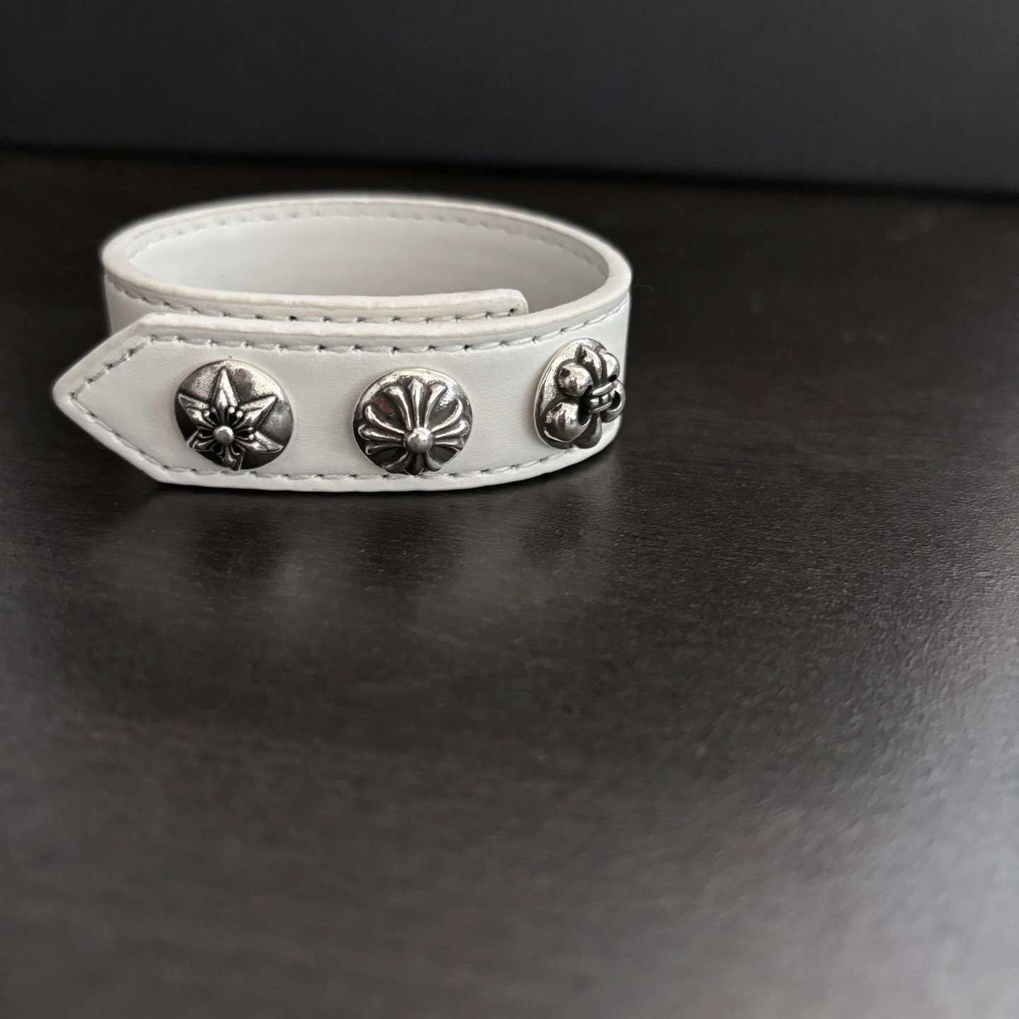 White multi-element style (suitable for wearing 15 to 21 hand circumference)