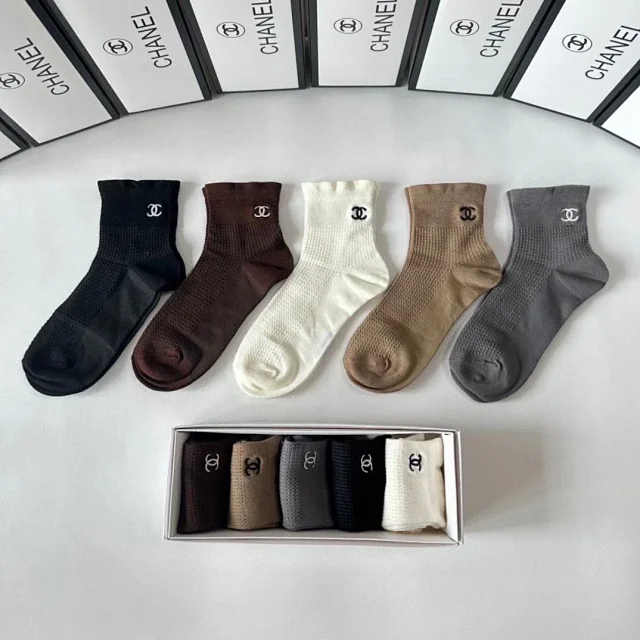 Chanel Socks Ribbed Logo Crew product detail image 33
