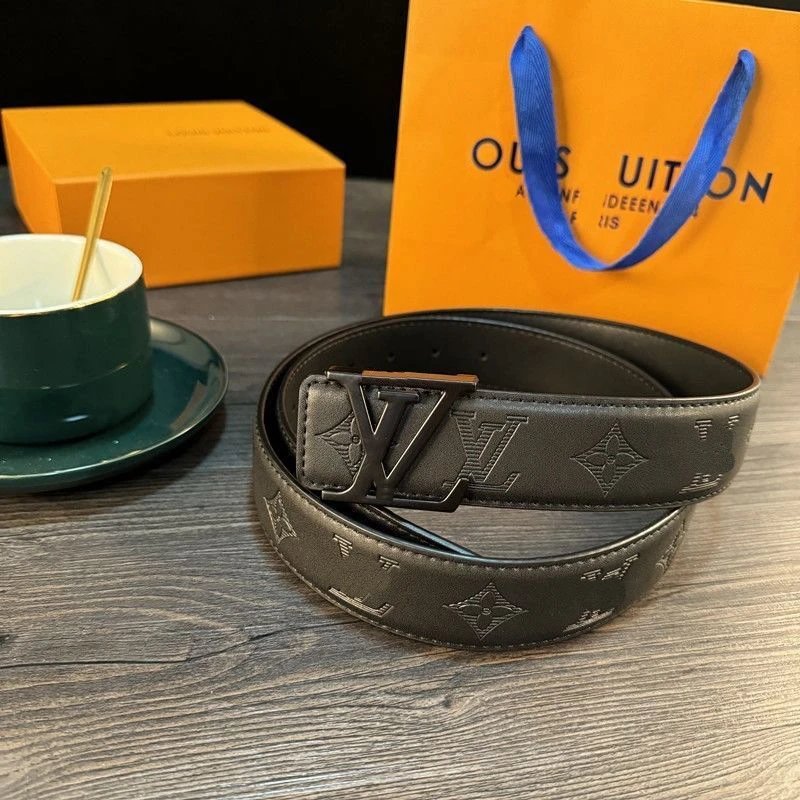 Deep printed black buckle [complimentary hole punch]]