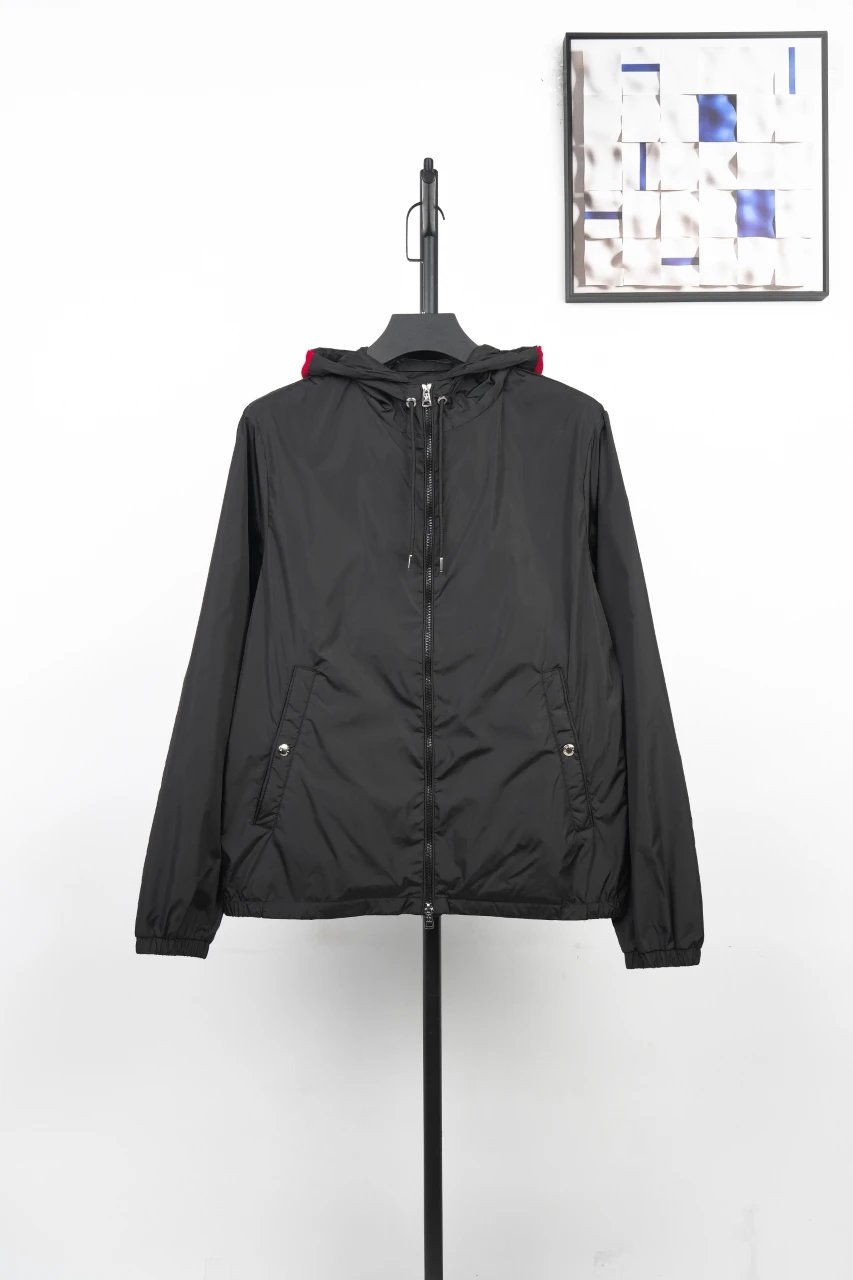 🔑430370 Moncler Grimpeurs 连帽冲锋风衣 面料：轻质尼龙，防泼溅防风，上身轻盈无负重 设计：经典连帽+抽绳调节，帽口红白蓝织带品牌细节，袖子圆形徽章logo，金属按扣口袋，双...