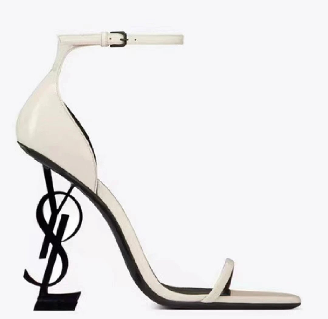 8CM Black and White