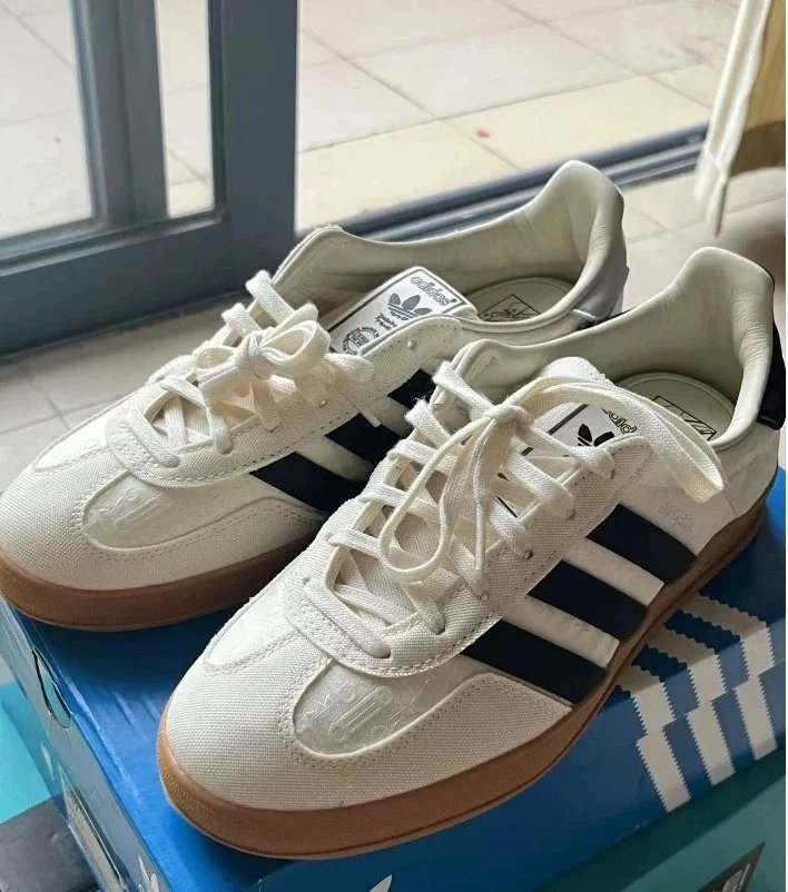 Off-White Canvas (Fashion Style)