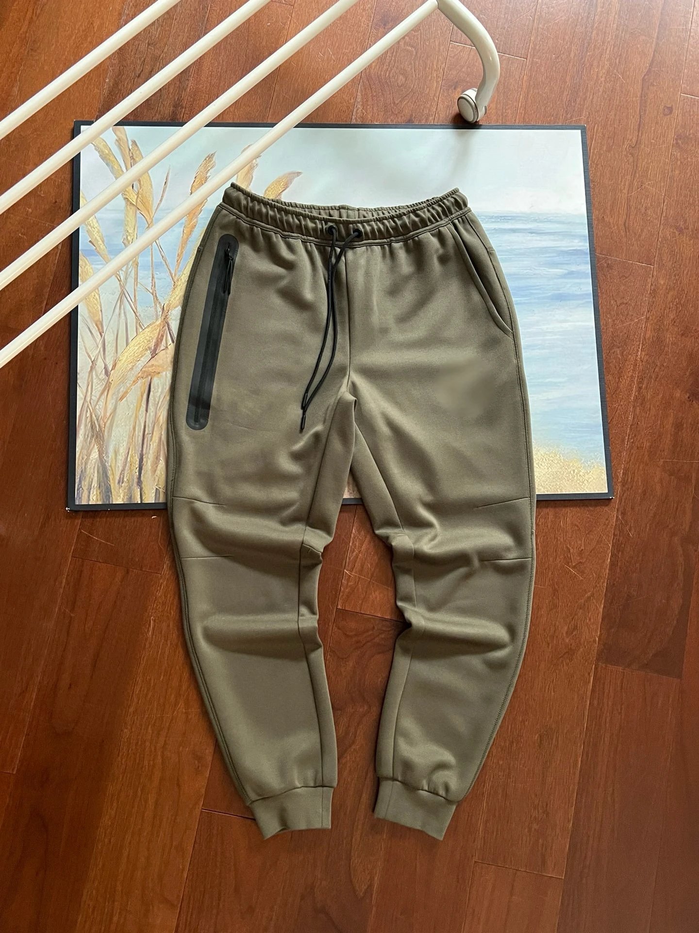Army-green sweatpants SKU image