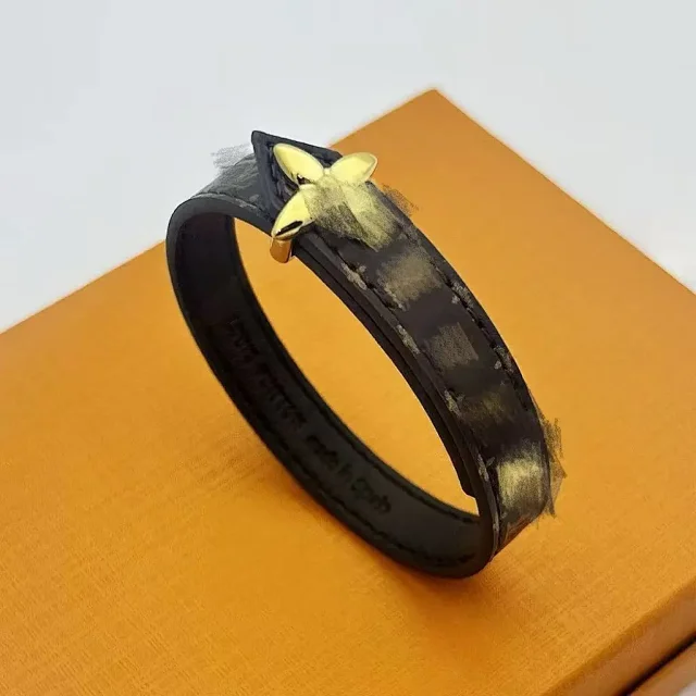 Louis Vuitton Jewelry Leather Cord Logo Plate Bracelet product detail image 7