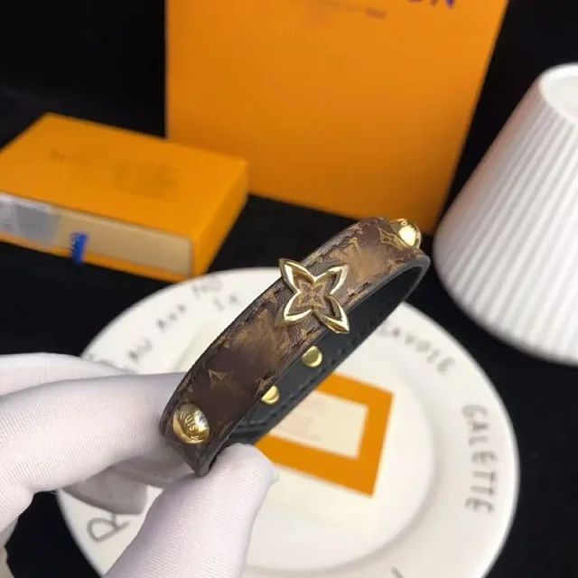 Louis Vuitton Jewelry Leather Cord Logo Plate Bracelet product detail image 5
