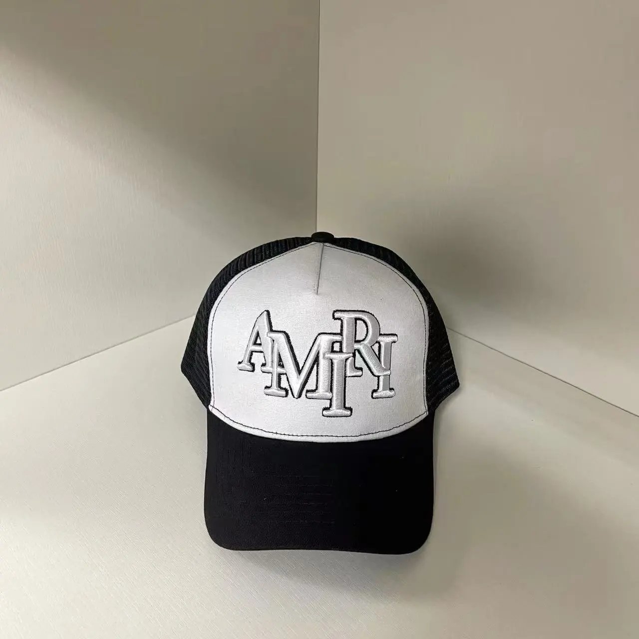 10-am Black and white SKU image