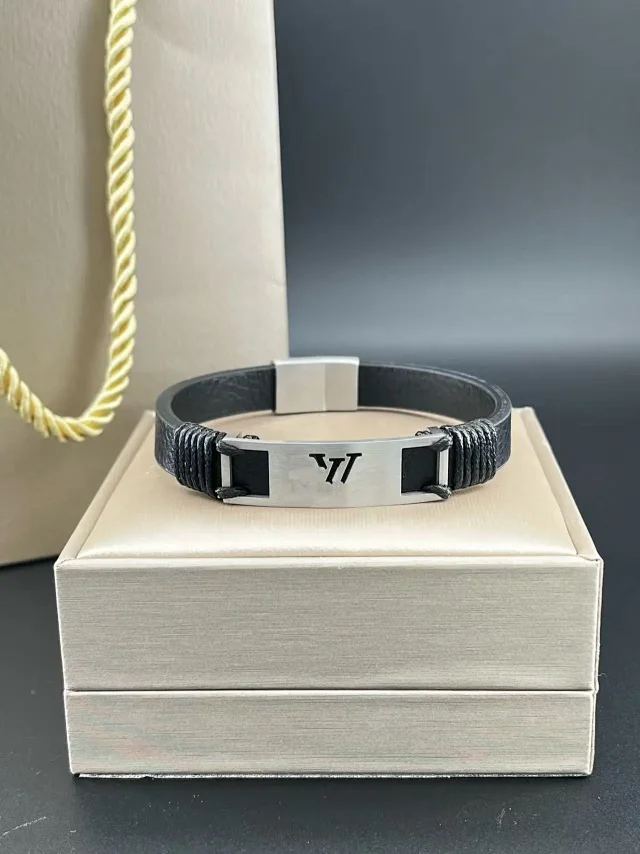 Louis Vuitton Jewelry Leather Cord Logo Plate Bracelet product detail image 4