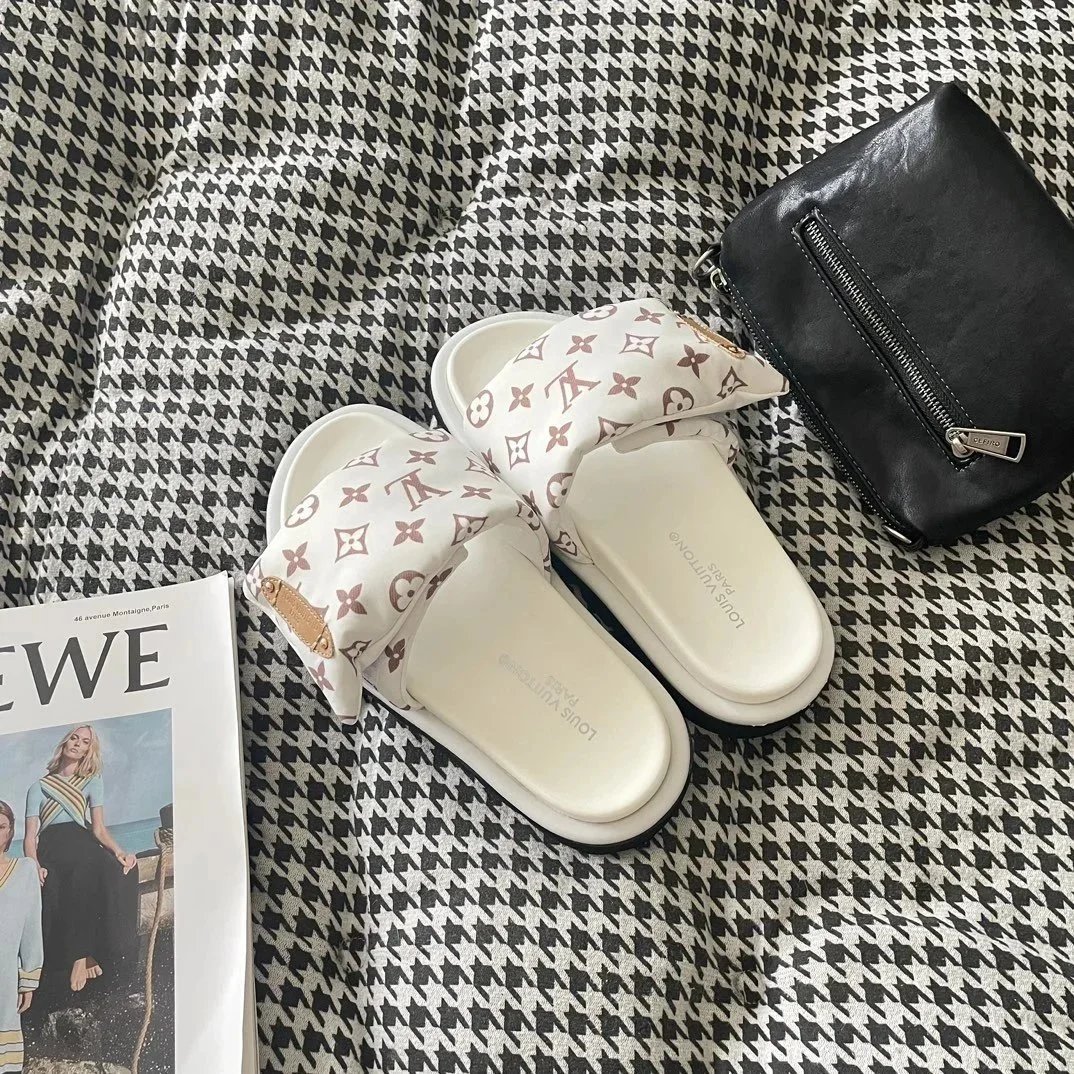 Louis Vuitton Slippers Logo Slide image 4