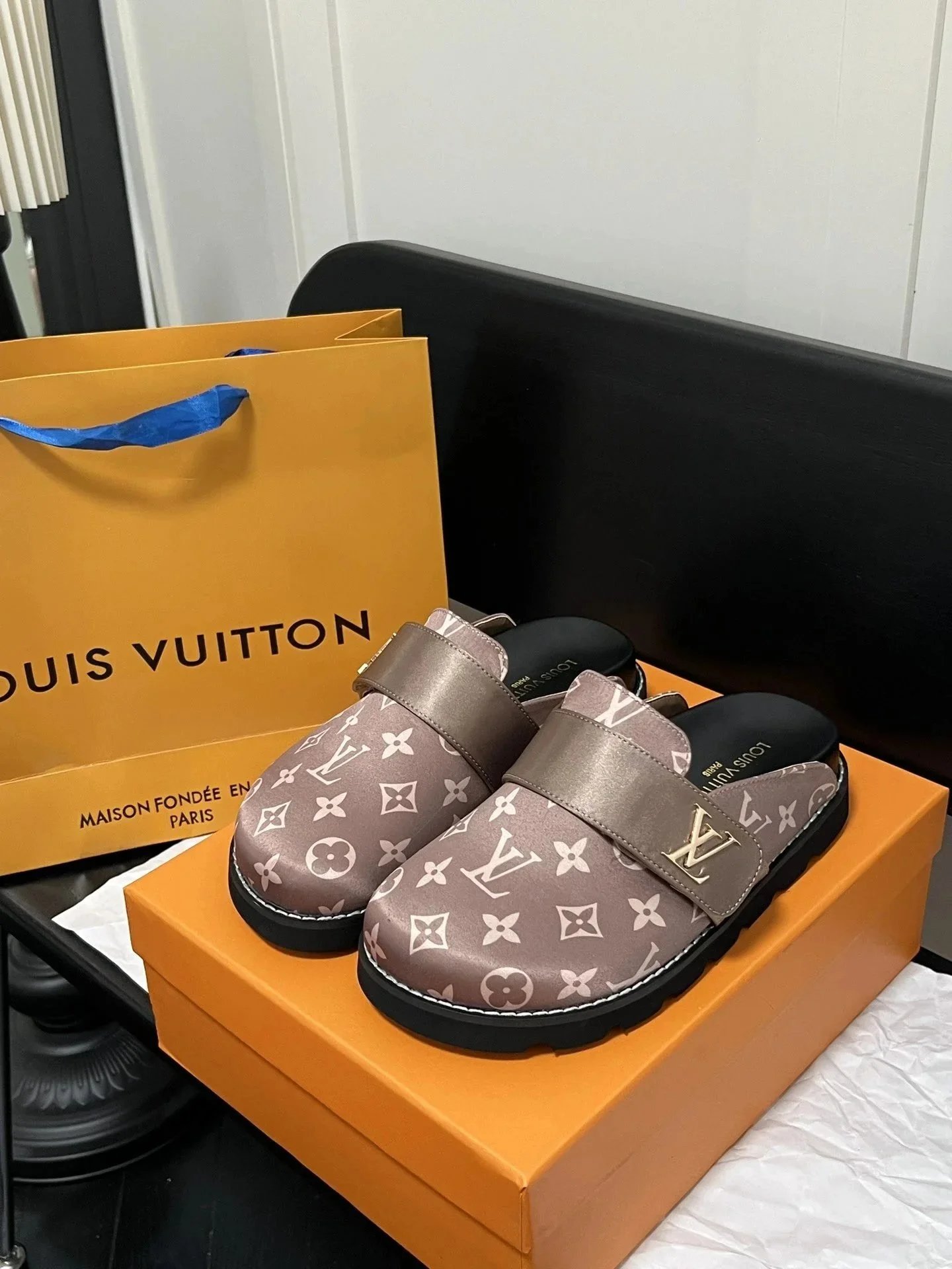 Louis Vuitton Slippers Logo Slide — DB32