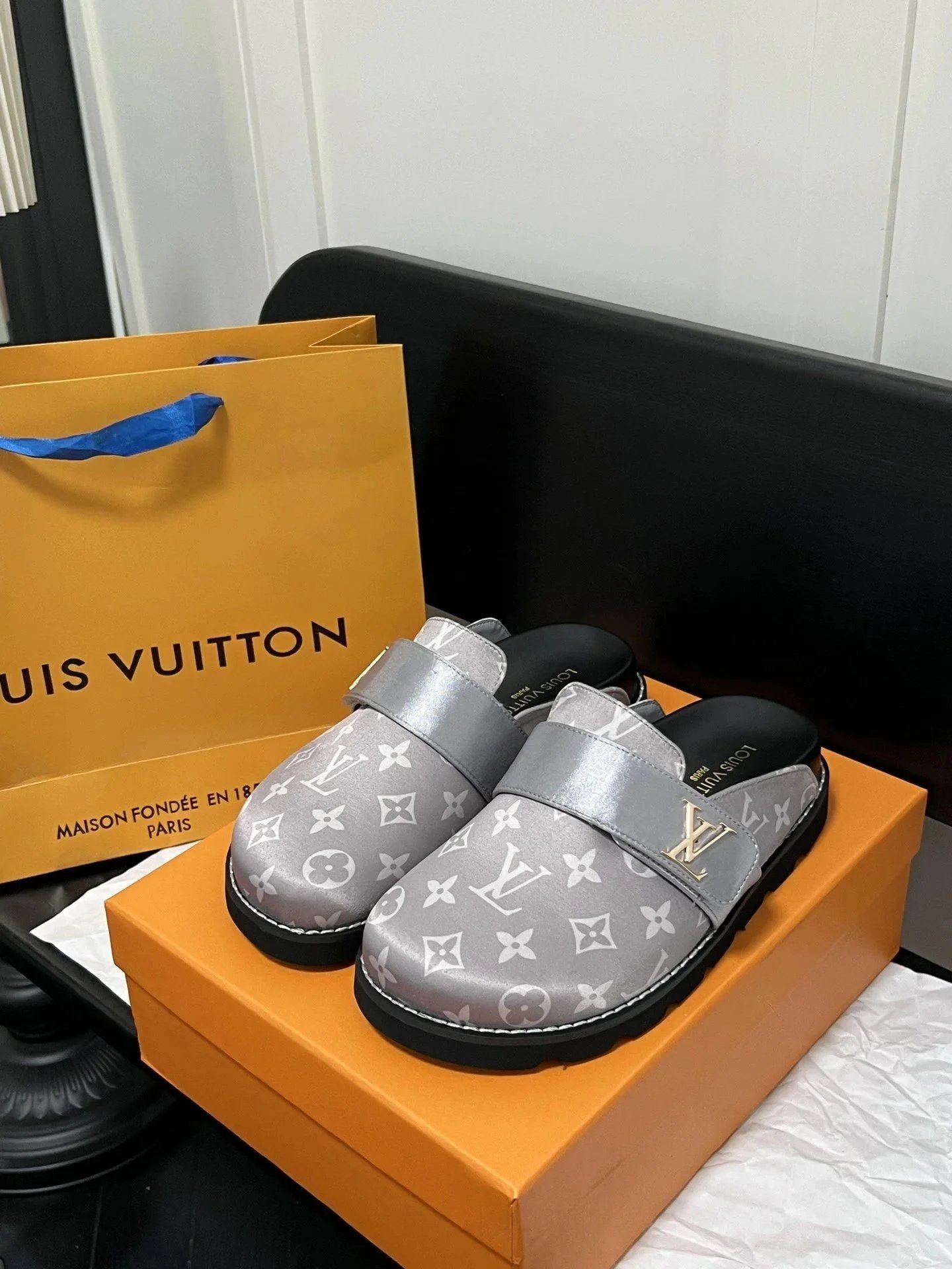 Louis Vuitton Slippers Logo Slide — DB30