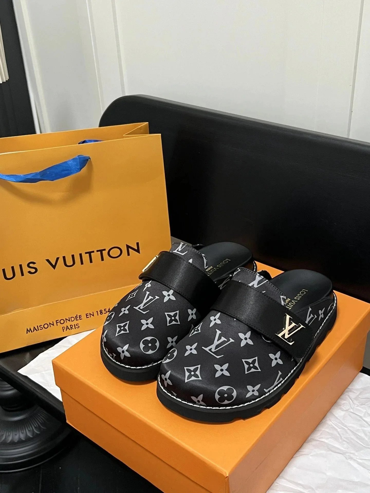 Louis Vuitton Slippers Logo Slide — DB31